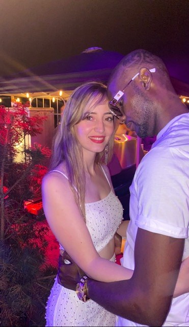 Ein Paar auf einer nächtlichen Gartenparty