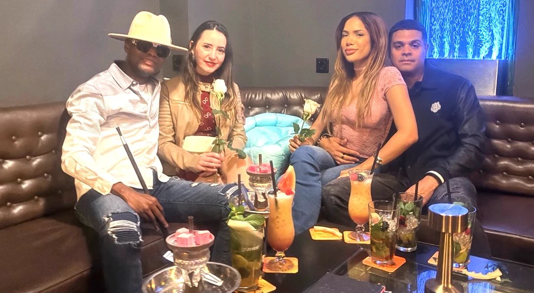 Cuatro amistades con cócteles en un lounge
